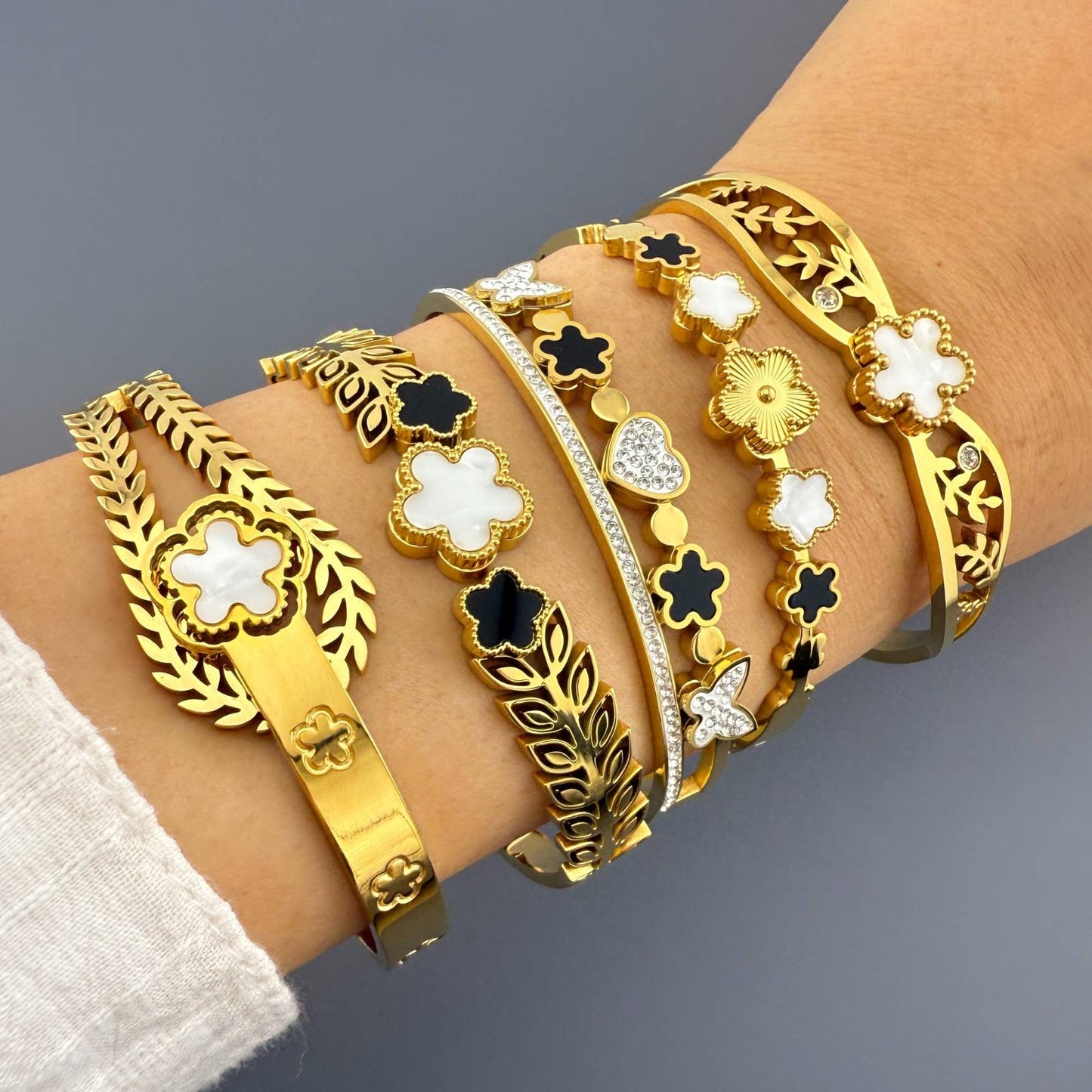 18K Gold Plated Black Flower Meadow Bracelet | Waterproof Hypoallergenic Elegant Jewelry – UAE